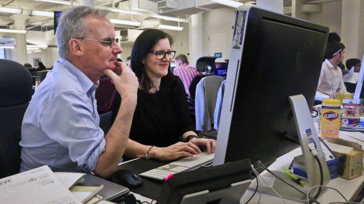 Los periodistas de 'The Guardian' Ewan MacAskill y Laura Poitras chatean con Edward Snowden, este lunes tras ganar el Pulitzer.