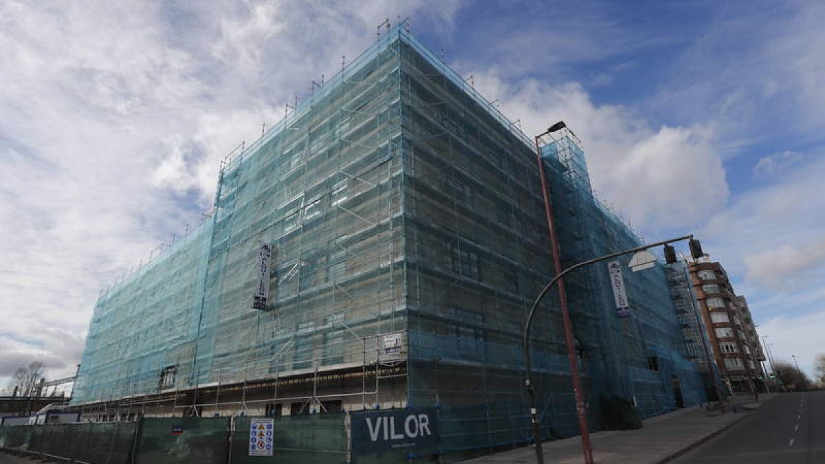Aspecto que ofrecían ayer las obras externas de los Juzgados de la Avenida de Sáez de Miera. JESÚS F. SALVADORES