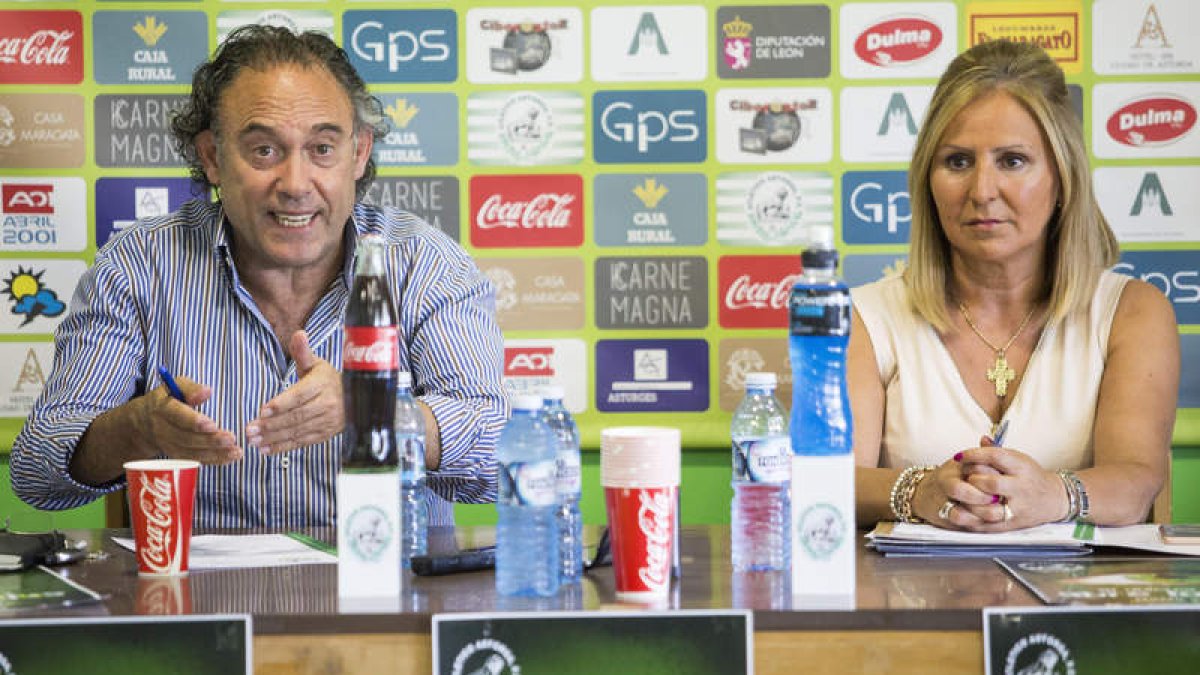 Felipe Llamazares y Sagrario González el día de la presentación y firma del convenio.