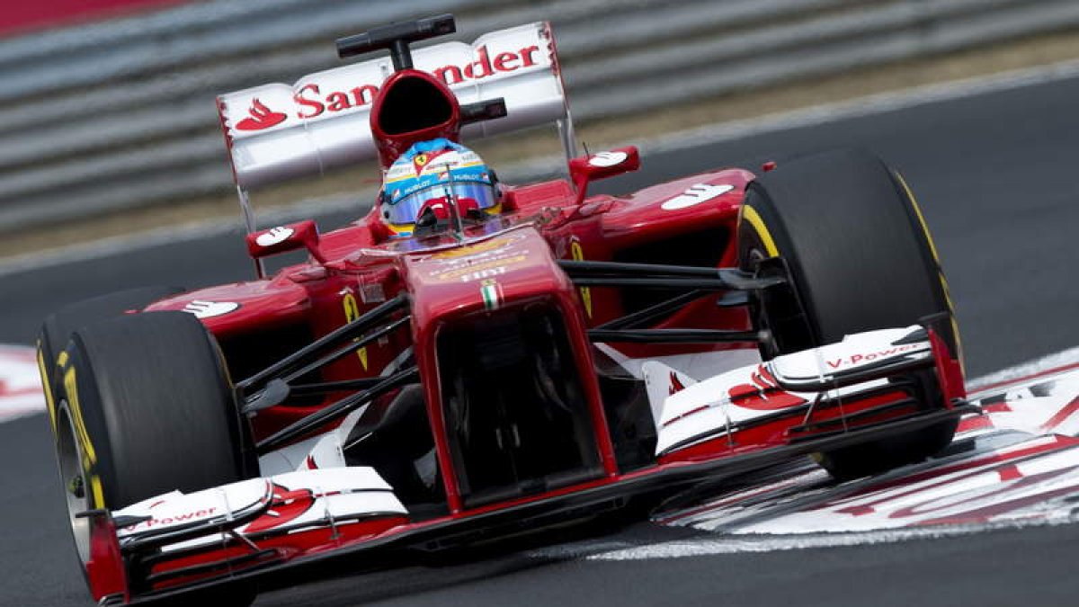 Fernando Alonso (Ferrari) rueda sobre uno de los ‘pianos’ de Hungaroring.