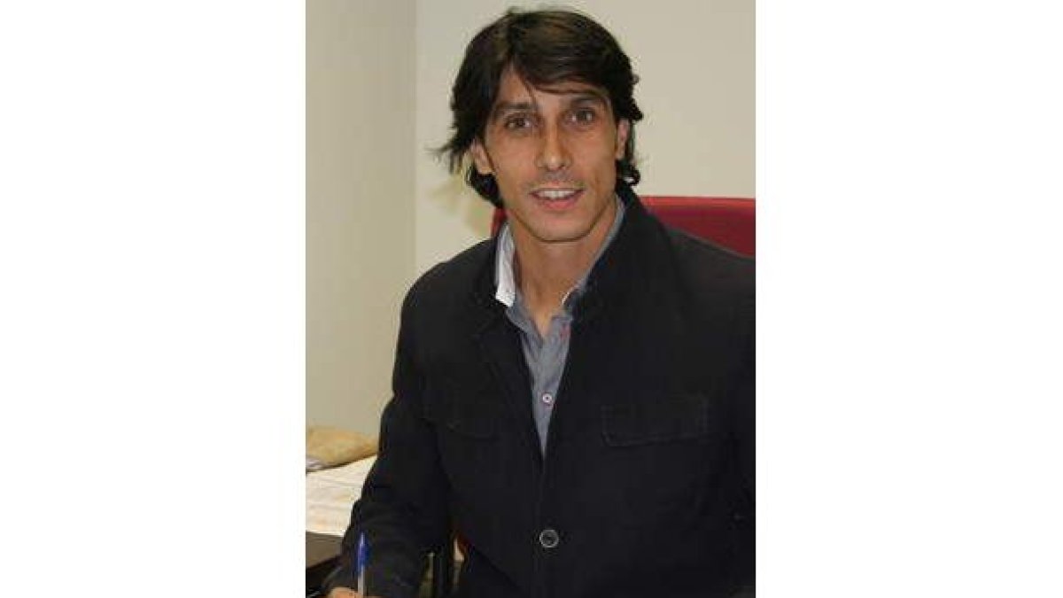 El director deportivo del Real Murcia, el leonés Sergio Fernández, en su despacho.