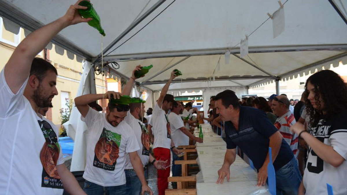 Los escanciadores no tuvieron un momento de respiro ayer en la Fiesta de la Sidra. MEDINA