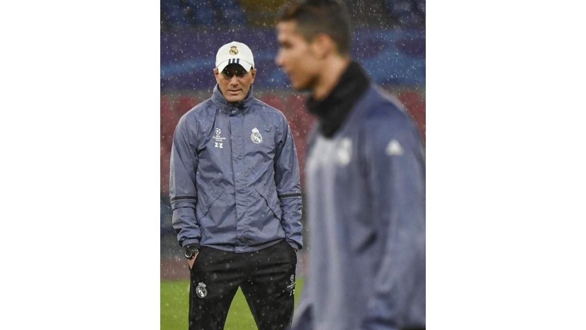 Zidane sigue de cerca a Cristiano en un entrenamiento. CIRO FUSCO