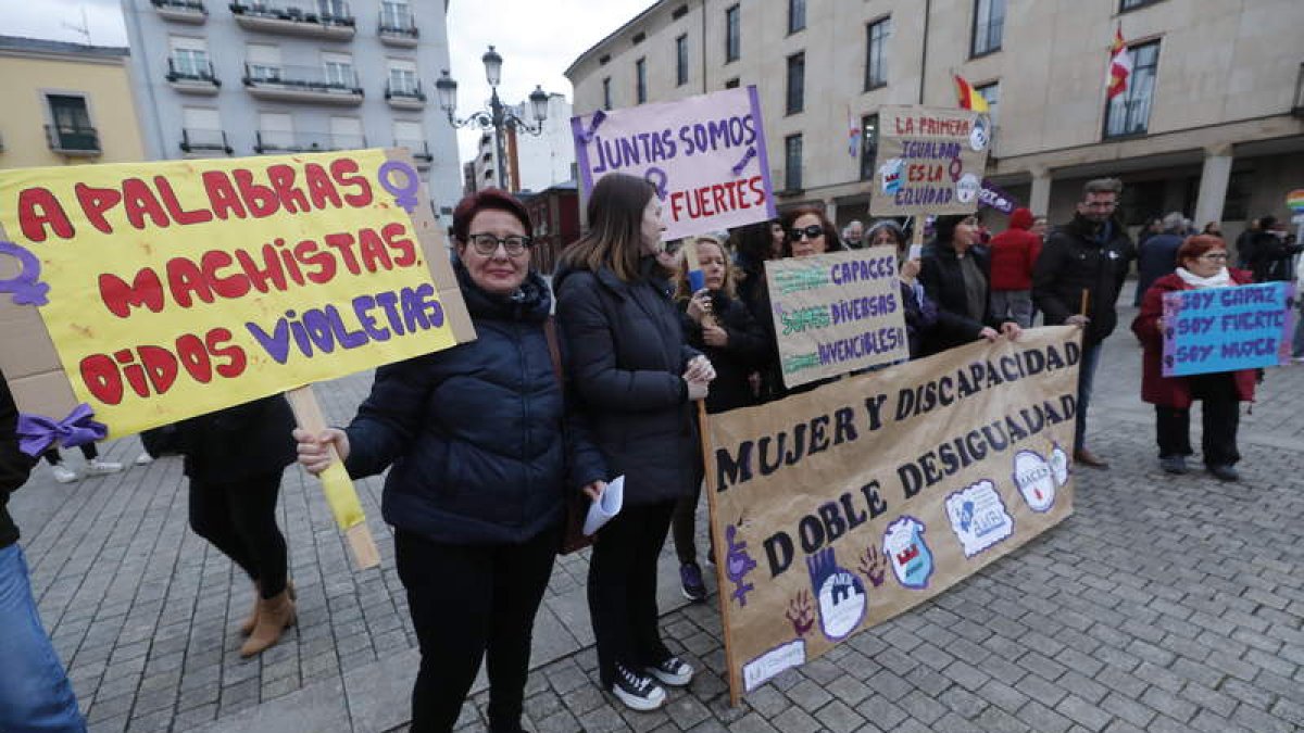 Las pancartas invadieron la plaza del Ayuntamiento. L. DE LA MATA