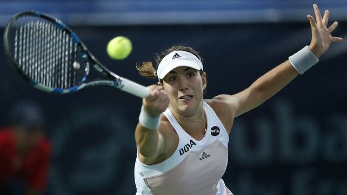 Garbiñe Muguruza devuelve una bola a Karolina Pliskova, durante la semifinal del torneo de Dubái.