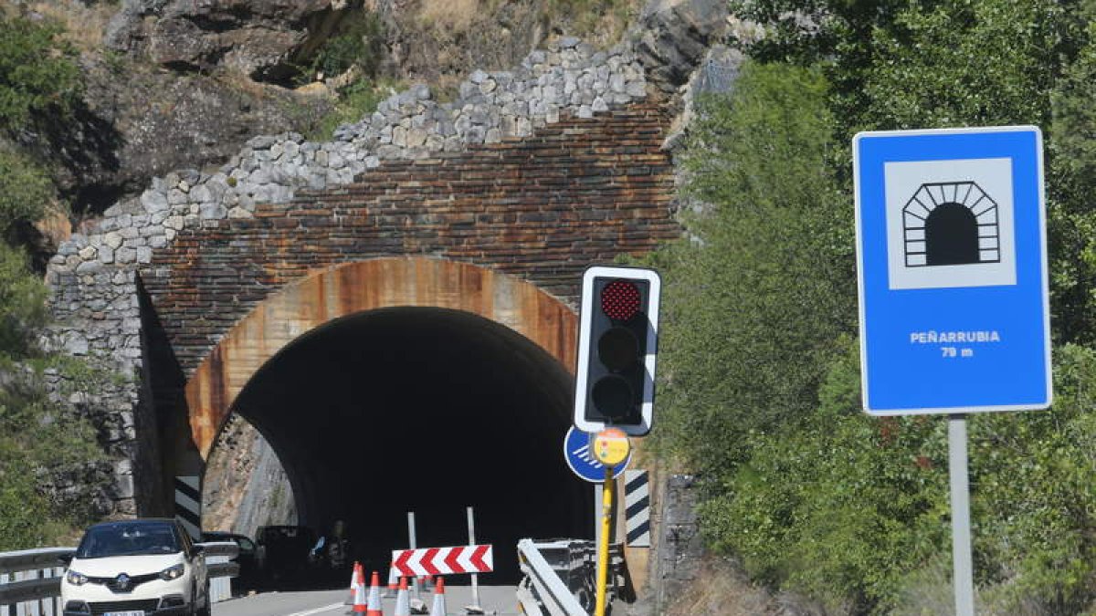 Como pedían los vecinos de Salas de la Ribera el tráfico por la N-536 se regulara con semáforos. L. D. M.