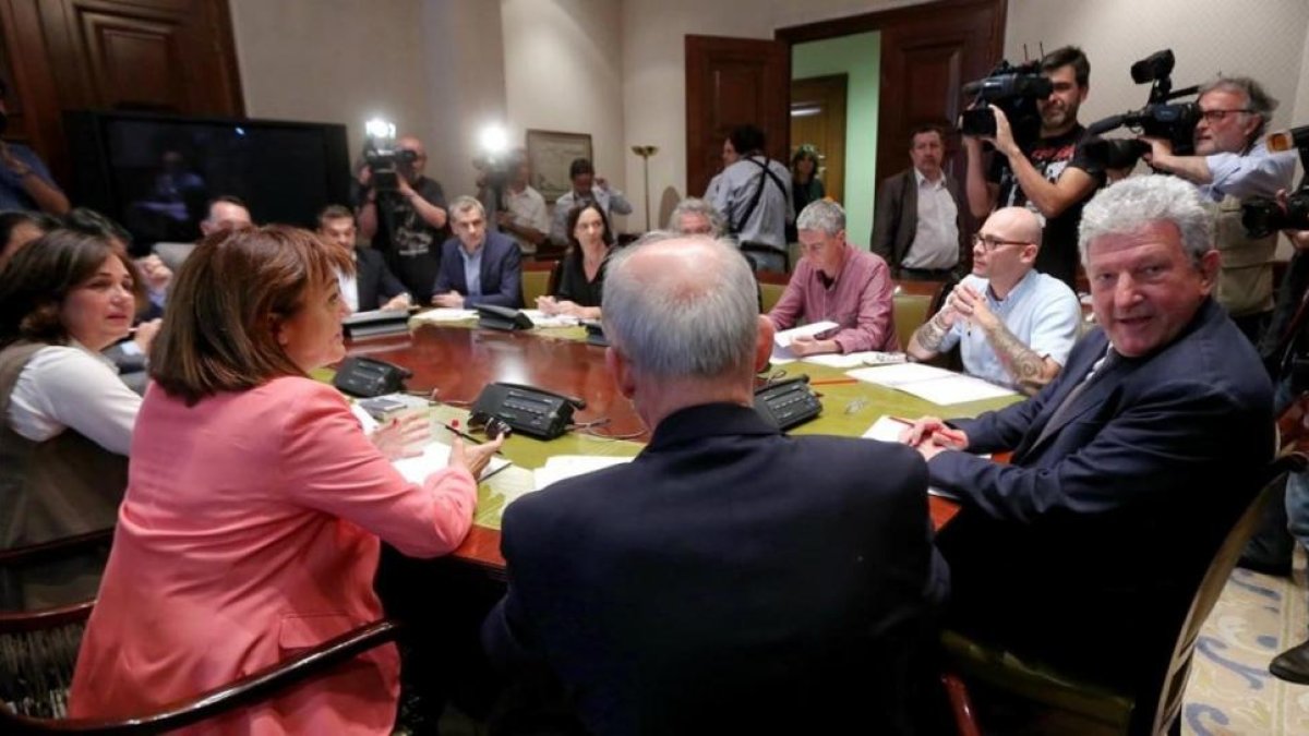 Reunión de los miembros de la comisión de investigación sobre la 'caja b' del PP, con el presidente, Pedro Quevedo (Nueva Canarias), en primer término.