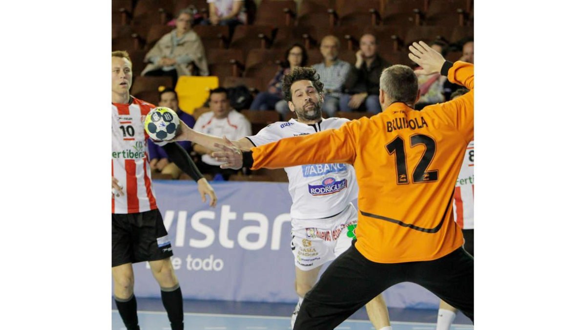 Juanín García, máximo artillero del partido con siete goles, lanza a la portería defendida por Bruixola. SECUNDINO PÉREZ