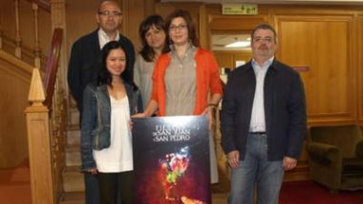 Los miembros del jurado posan junto al cartel ganador