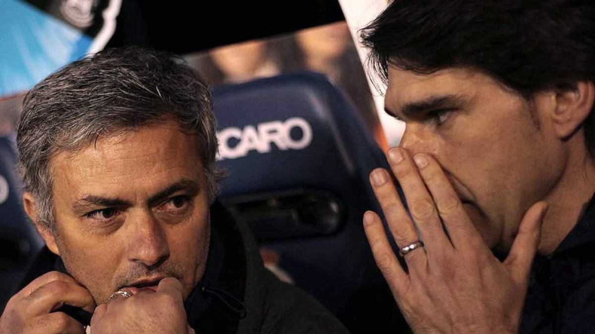 Aitor Karanka, a la derecha, junto al entrenador del Real Madrid Jose Mourinho.