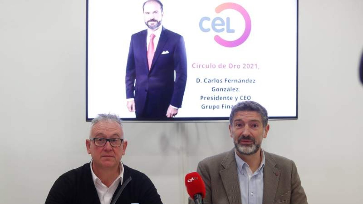 Nicesio Álvarez y Julio César Álvarez, ayer en el CEL. RAMIRO