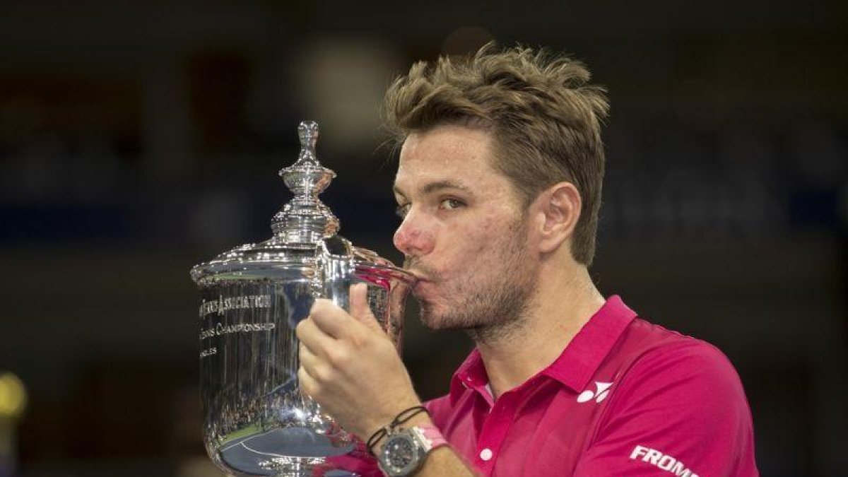 Stan Wawrinka besa el trofeo de ganador del Abierto de EEUU.