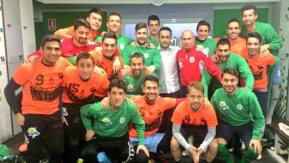 Los jugadores del Atlético Astorga junto a Antonio Saiz.