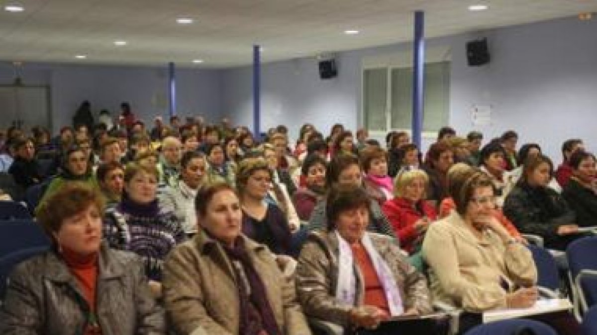 Asistentes a la jornada celebrada por Ceres León ayer en Santa María del Páramo.