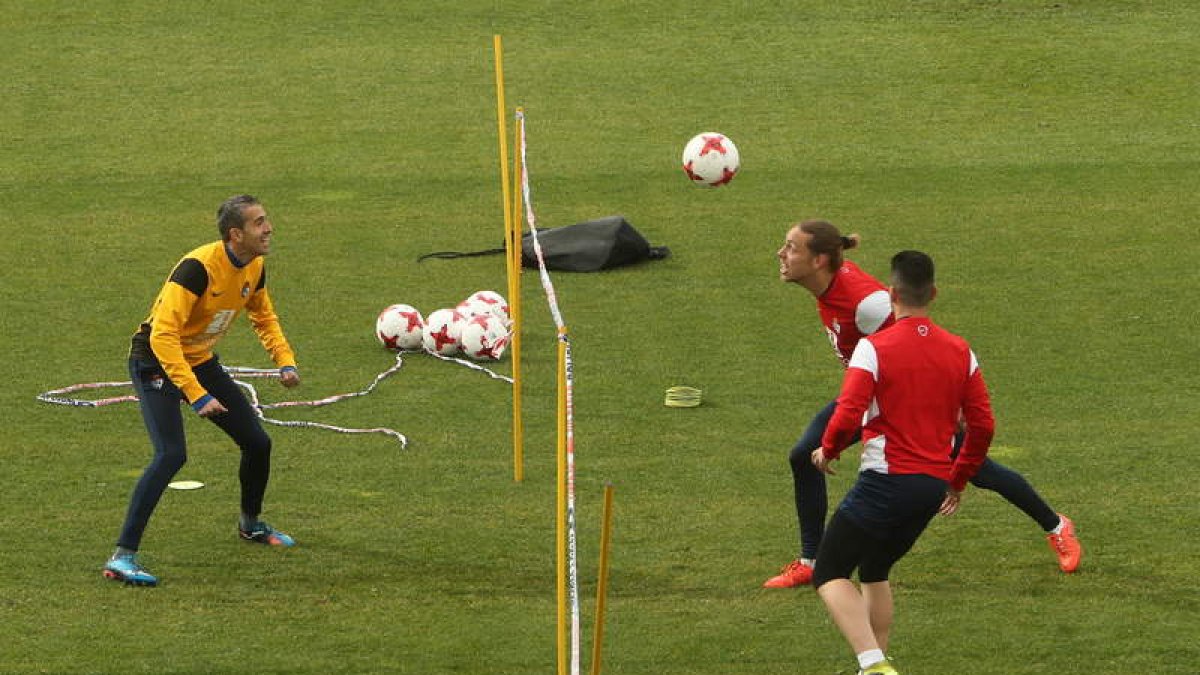 A pesar de su lesión, David se ejercitó ayer. L. DE LA MATA