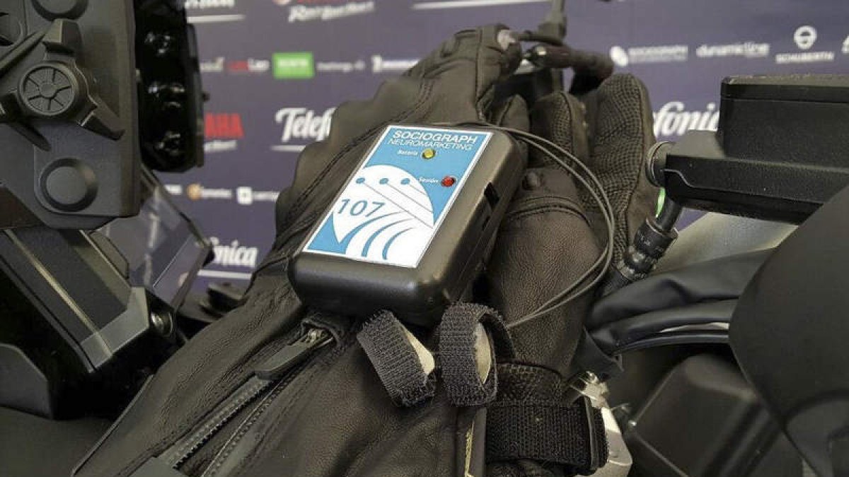 Imagen facilitada por el piloto Hugo Scagnetti, con el aparato que mide las emociones. EFE