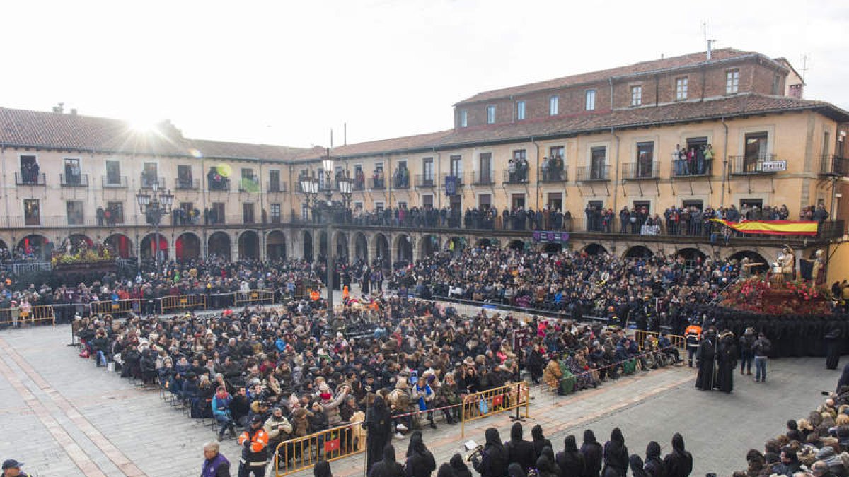 El público puede seguir con comodidad El Encuentro sentado en la grada o en las sillas. FERNANDO OTERO