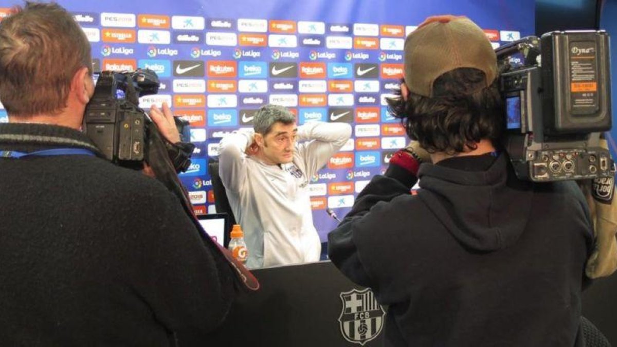 Ernesto Valverde se acomoda, hoy, en la sala de prensa de la Ciutat Esportiva Joan Gamper.