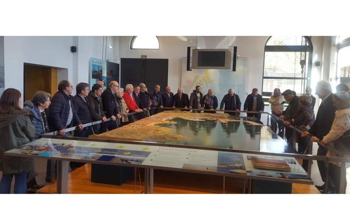 Miembros de la plataforma León-Braganza y los Colegios Profesionales, ayer en Gijón. DL