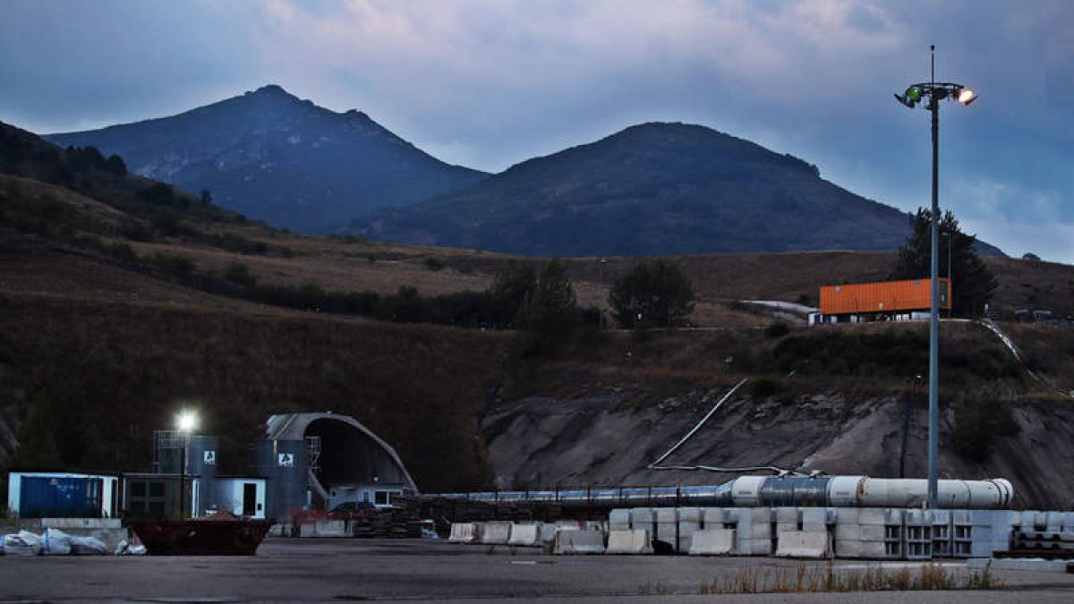 Área de acceso a la galería auxiliar de los túneles desde la explanada de Buiza, con iluminación desde el atardecer. RAMIRO
