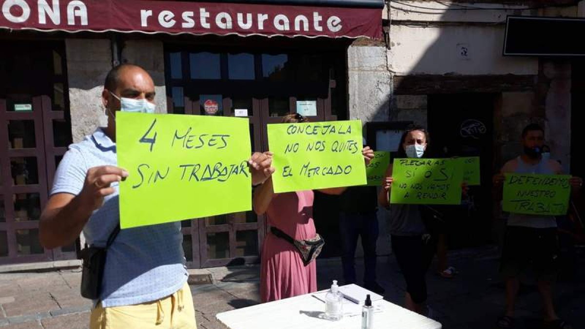Los vendedores de la calle Plegaria volvieron a movilizarse ayer en la plaza San Martín. G. F.
