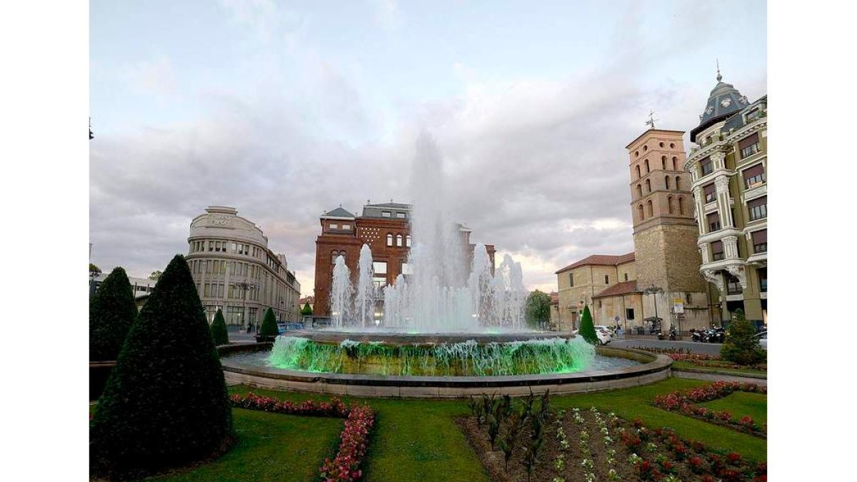 La fuente de Santo Domingo, iluminada de verde. MARCIANO