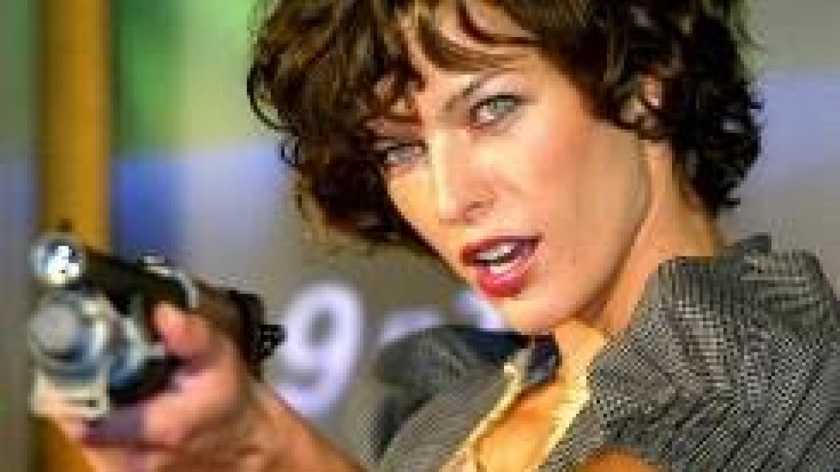 Los ojos azules de Milla Jovovich dominan la pantalla