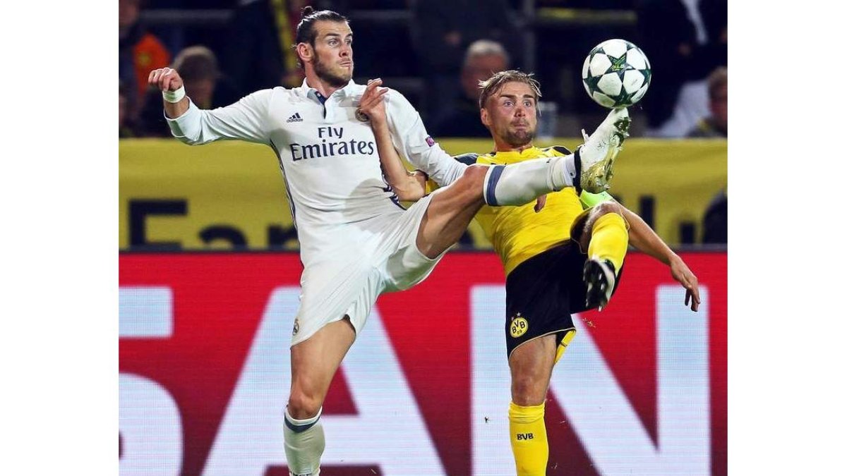 El delantero galés del Madrid, Bale, disputa un balón al jugador del Dortmund Marcel Schmelzer. INA FASSBENDER
