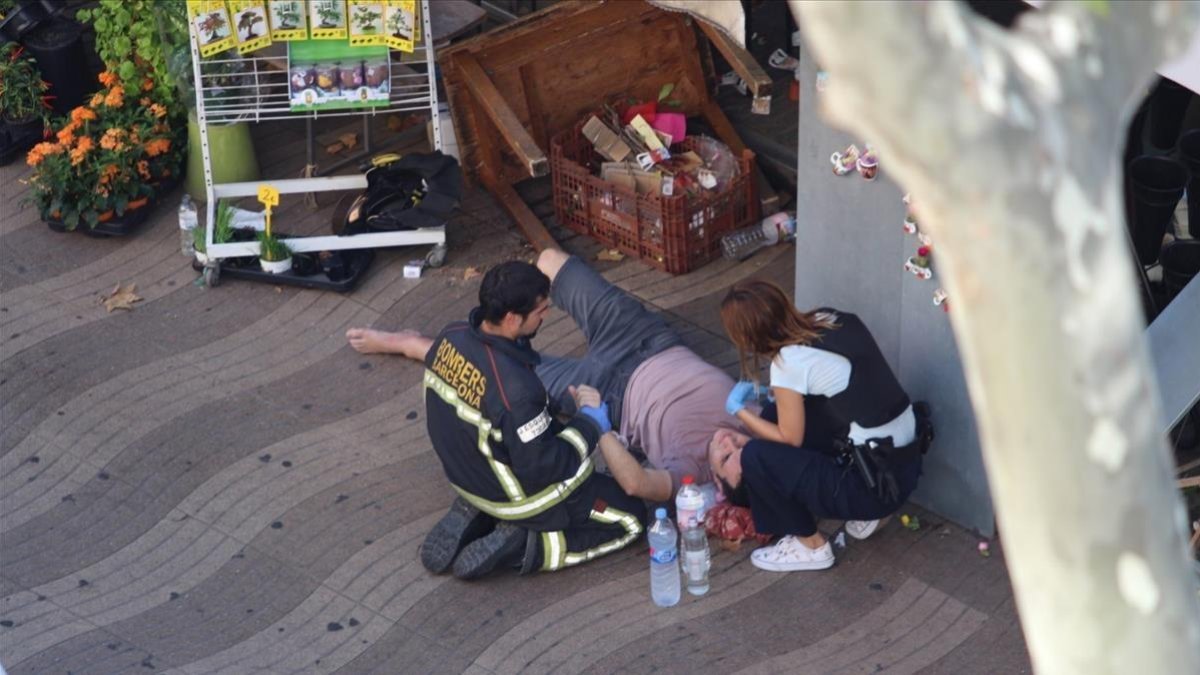 Atención a los heridos en el 17-A