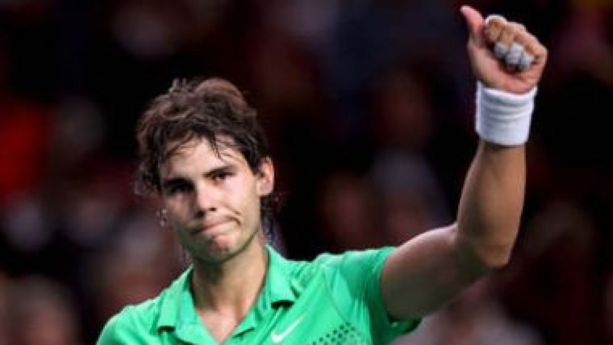 El tenista español Rafael Nadal celebra su triunfo por 7-5 y 7-5 frente al francés Tsonga .