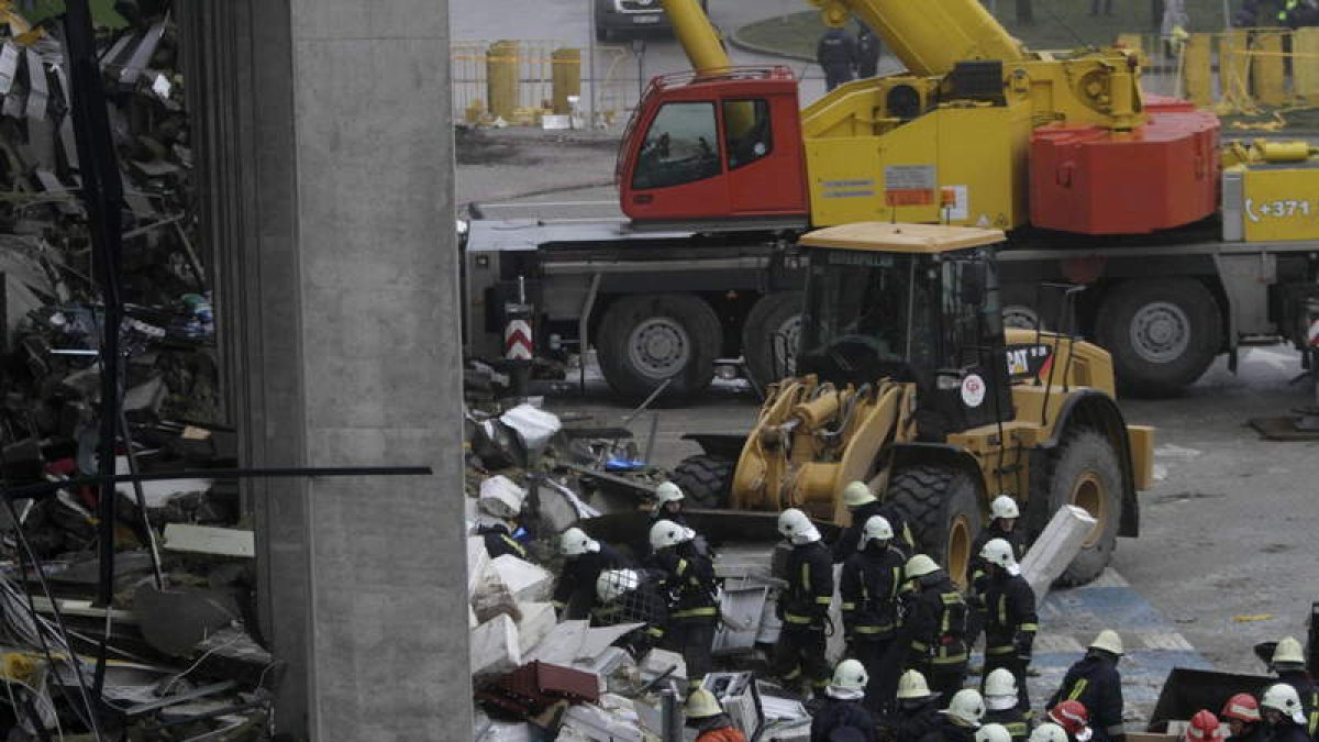 Los equipos de rescate trabajan en el centro comercial.