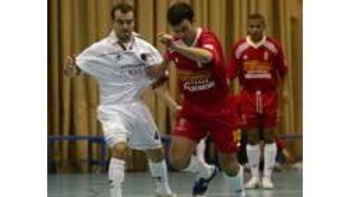 Campos conduce la pelota en una acción frente a Castro Urdiales