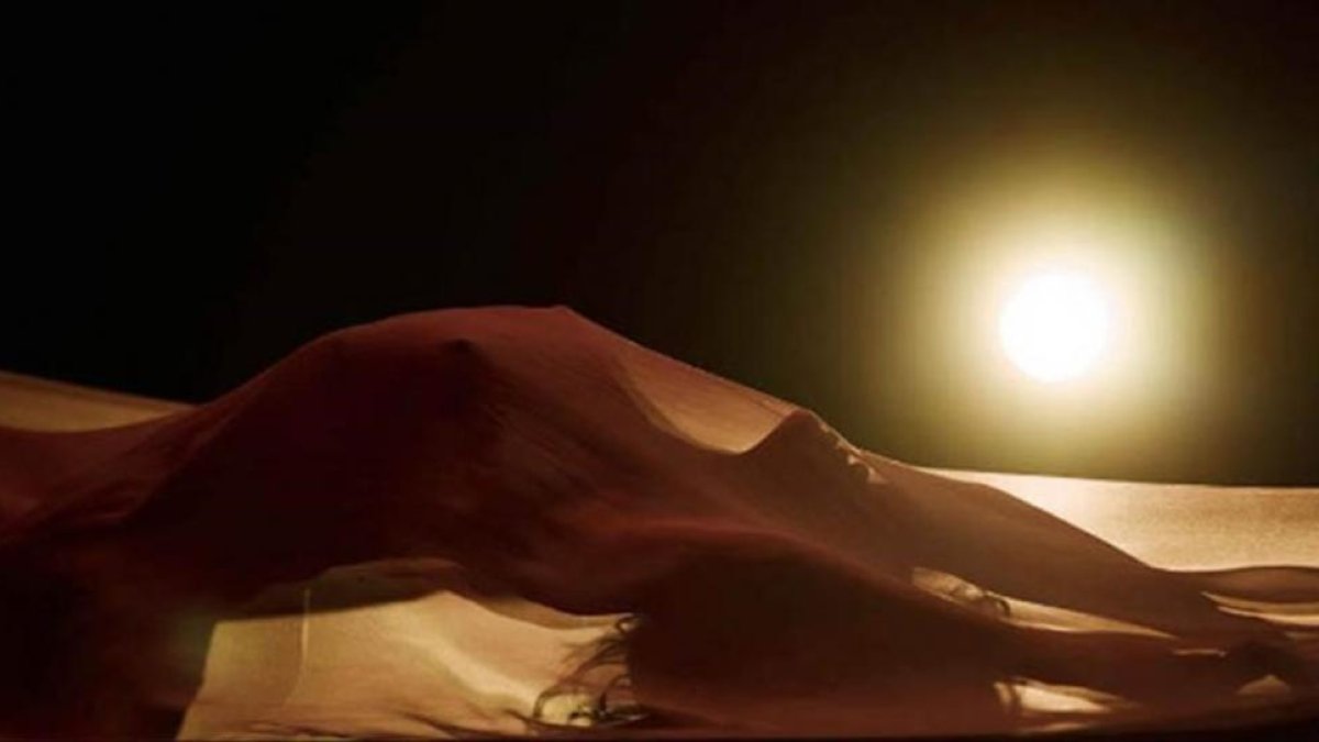 Rihanna, con transparencias, en el videoclip 'Kiss is better'.