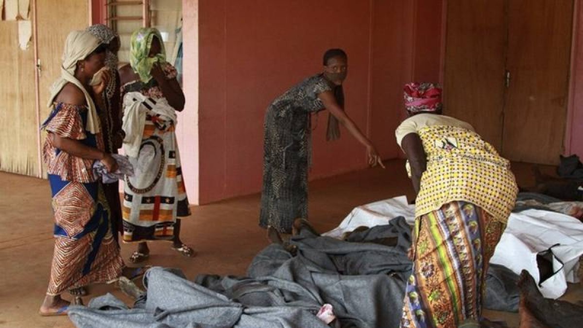 Un grupo de mujeres identifica a víctimas de la violencia entre cristianos y musulmanes en Banghi.