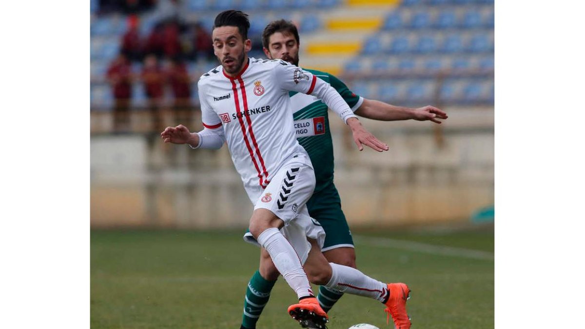 Iago Díaz vistió la camiseta de la Cultural cedido por el Almería la pasada campaña. JESÚS F. SALVADORES