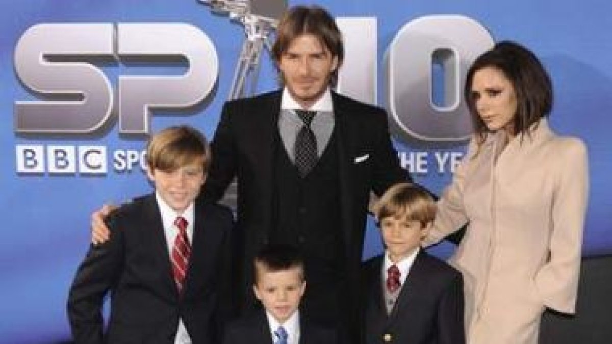 David y Victoria Beckham con sus tres hijos.