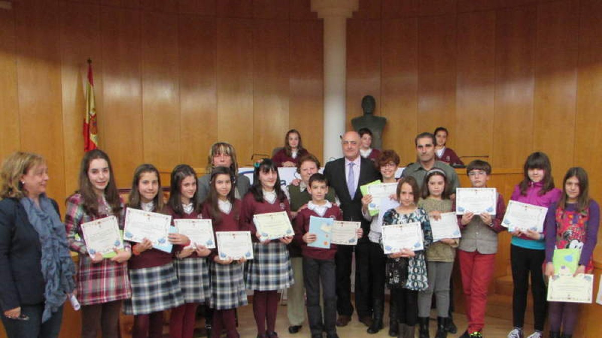 El alcalde, con los ganadores de los concursos de mujer.