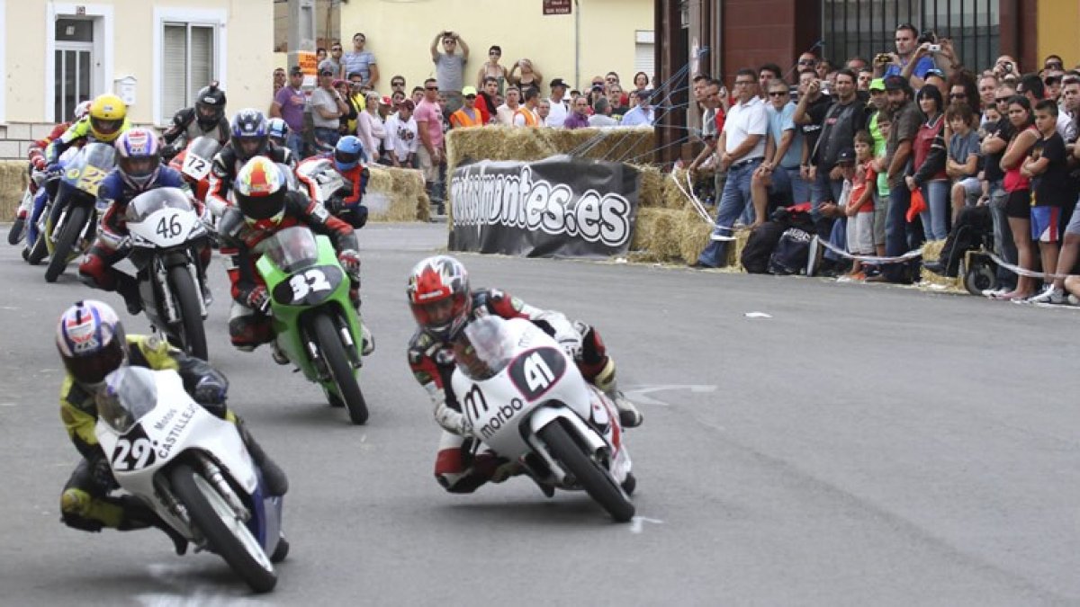 Daniel Sáez (41) puja con Jerónimo Castillejo (29), en el tramo inicial de la carrera de GP 125.