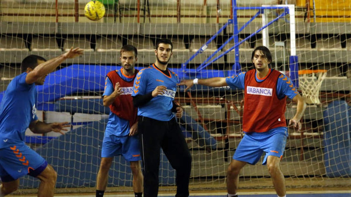Los jugadores del Ademar en el entrenamiento de ayer.
