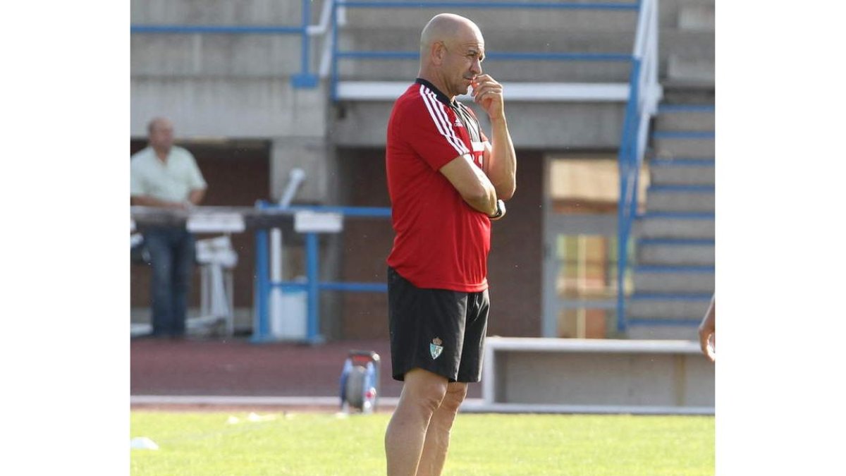 Claudio estudia la manera de ganar a un Recreativo que se está mostrando intratable.