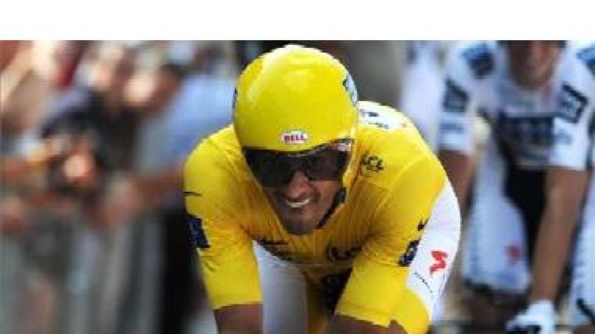 Fabian Cancellara en el momento en que ha cruzado la meta, por delante de su equipo.