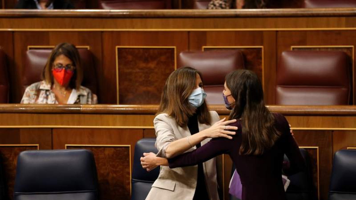 Las ministras Montero y Belarra se saludan en el Congreso. JAVIER LIZÓN