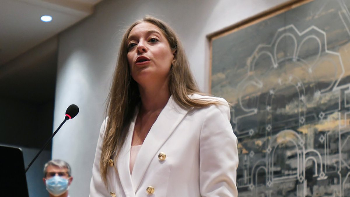 La nueva delegada territorial de la Junta en León, Ester Muñoz, toma de posesión del cargo este viernes en León. EFE / J.CASARES