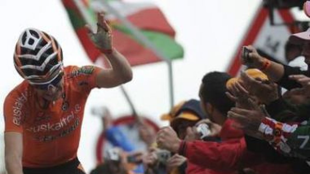 Igor Antón (Euskaltel Euskadi) celebra su victoria con la afición tras coronar el Zoncolan.