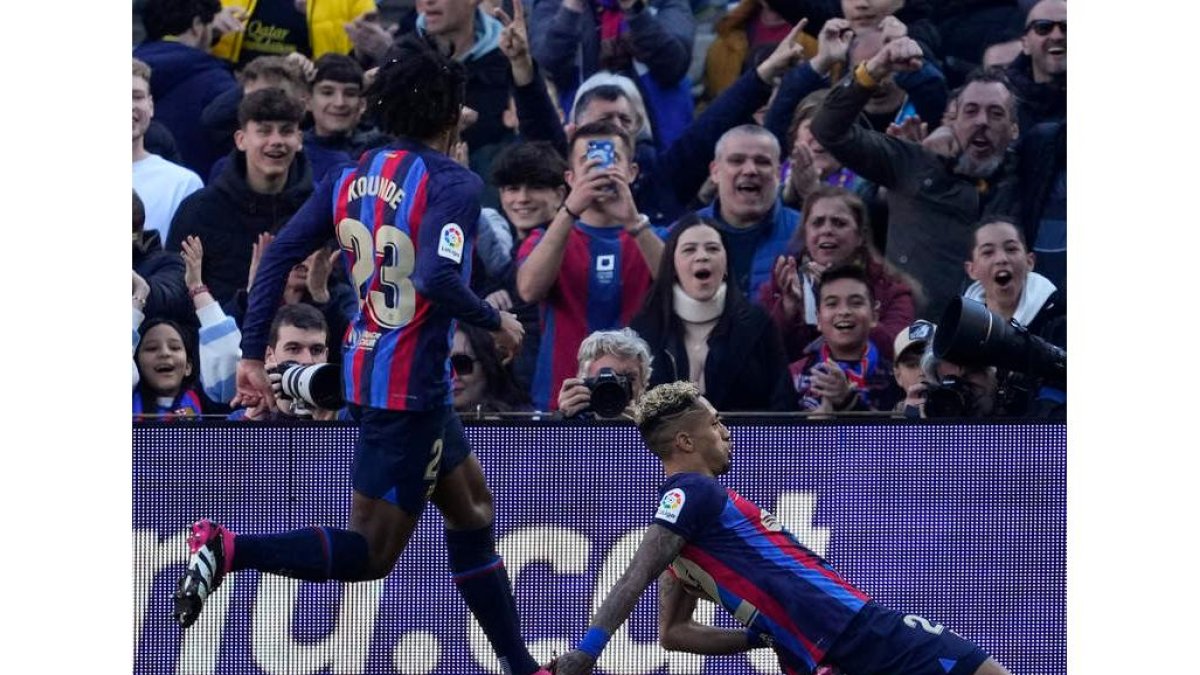 El delantero brasileño del Barcelona Raphinha celebra el gol que a la postre supuso el triunfo de los de Xavi Hernández. ALEJANDRO GARCIA
