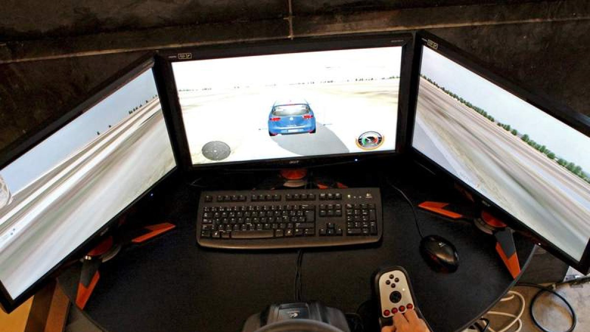 Un hombre prueba un videojuego en una feria tecnológica.