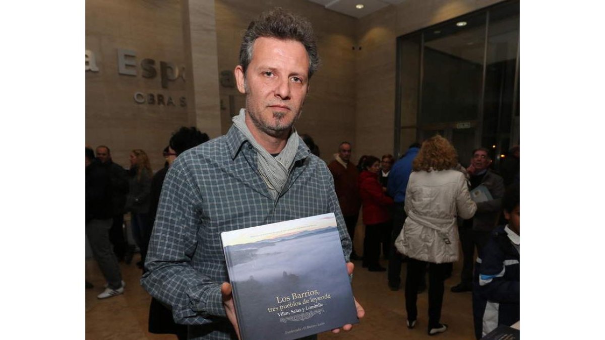 Nicolás de la Carrera, ayer con el libro sobre Los Barrios.