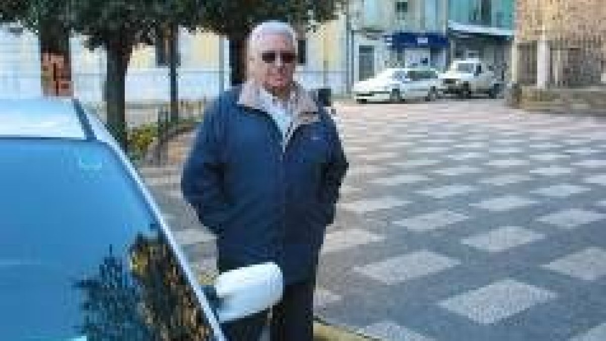 Manuel Fernández posa desafiante ante el cuartel de la Policía