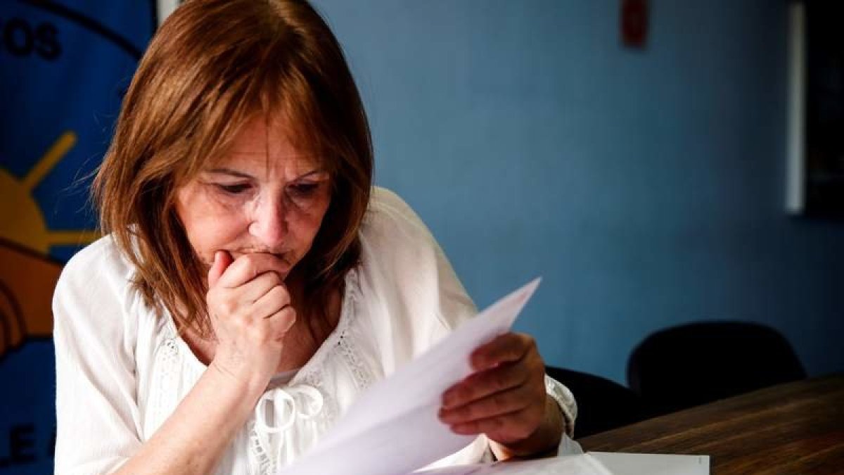 Una mujer analiza los papeles de la jubilación.