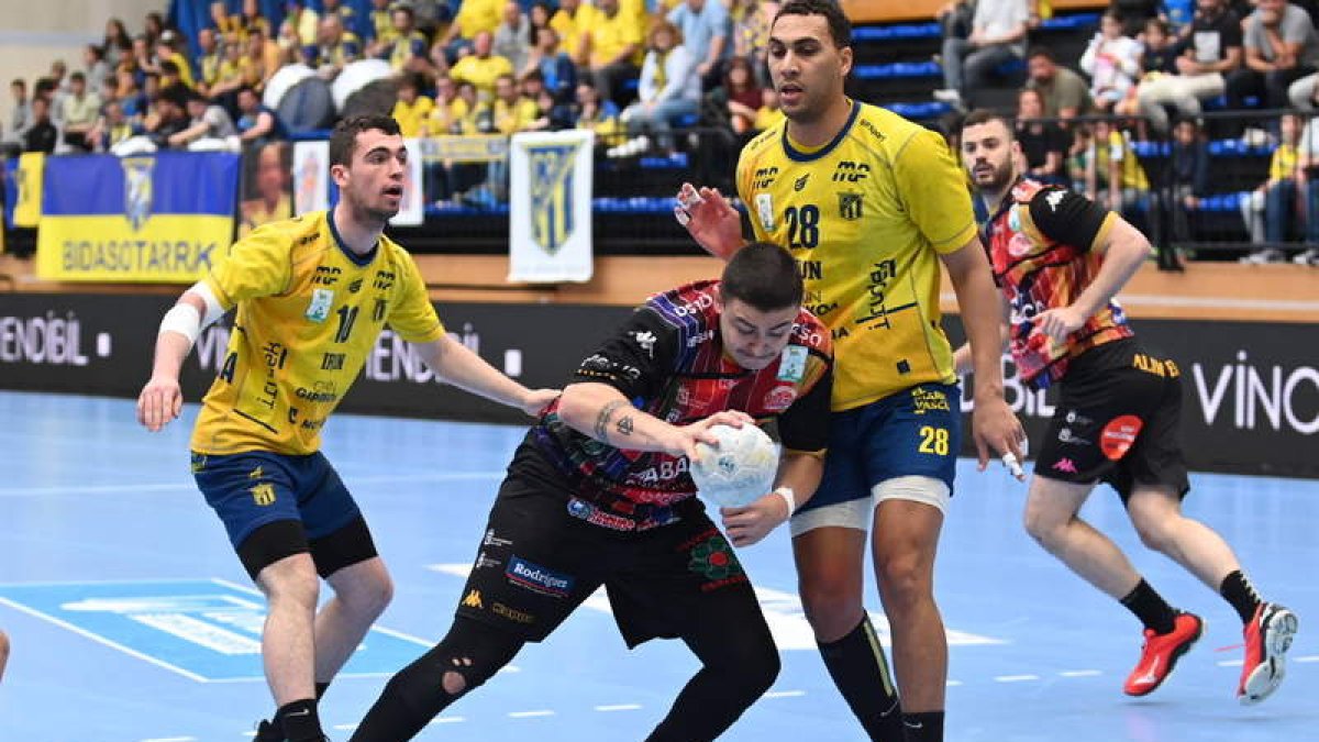 Santista completó un buen partido ante Bidasoa a pesar de la derrota del Ademar. JAVI COLMENERO